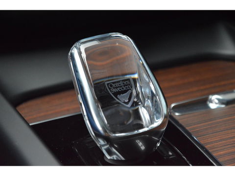 Volvo XC60 T8 Hybride AWD Momentum Pro | Head-Up | Panoramadak | Pilot-Assist | Trekhaak 2100KG | Camera | Stoelverwarming |