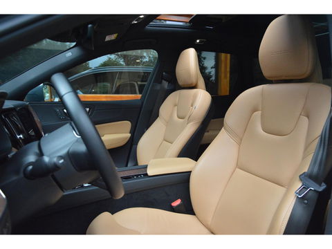 Volvo XC60 T8 Hybride AWD Momentum Pro | Head-Up | Panoramadak | Pilot-Assist | Trekhaak 2100KG | Camera | Stoelverwarming |