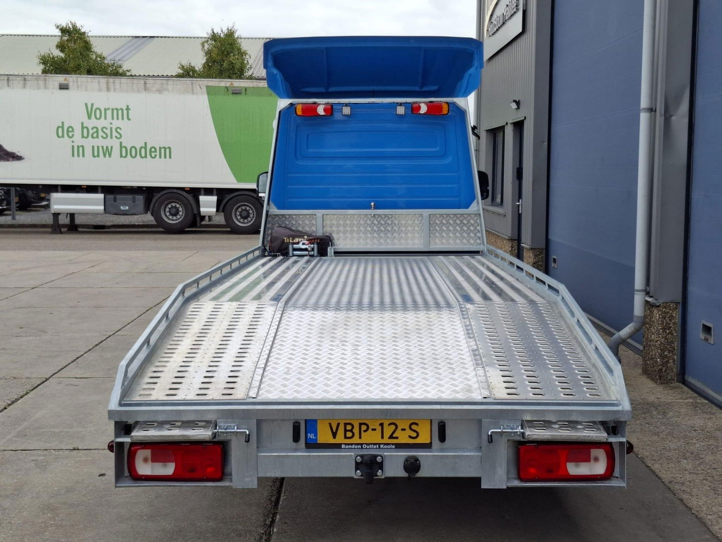 Volkswagen Crafter 35 2.0 TDI L4 Trendline OPRIJWAGEN / AMBULANCE / TRAILER / EURO 6 / LAADVERMOGEN 1377 KG !!