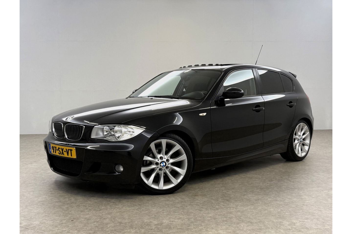 BMW 1-serie 118i Executive Export | Airco Parkeersensoren Stoelverwarming 18"LMV