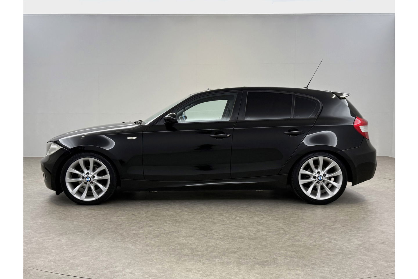 BMW 1-serie 118i Executive Export | Airco Parkeersensoren Stoelverwarming 18"LMV