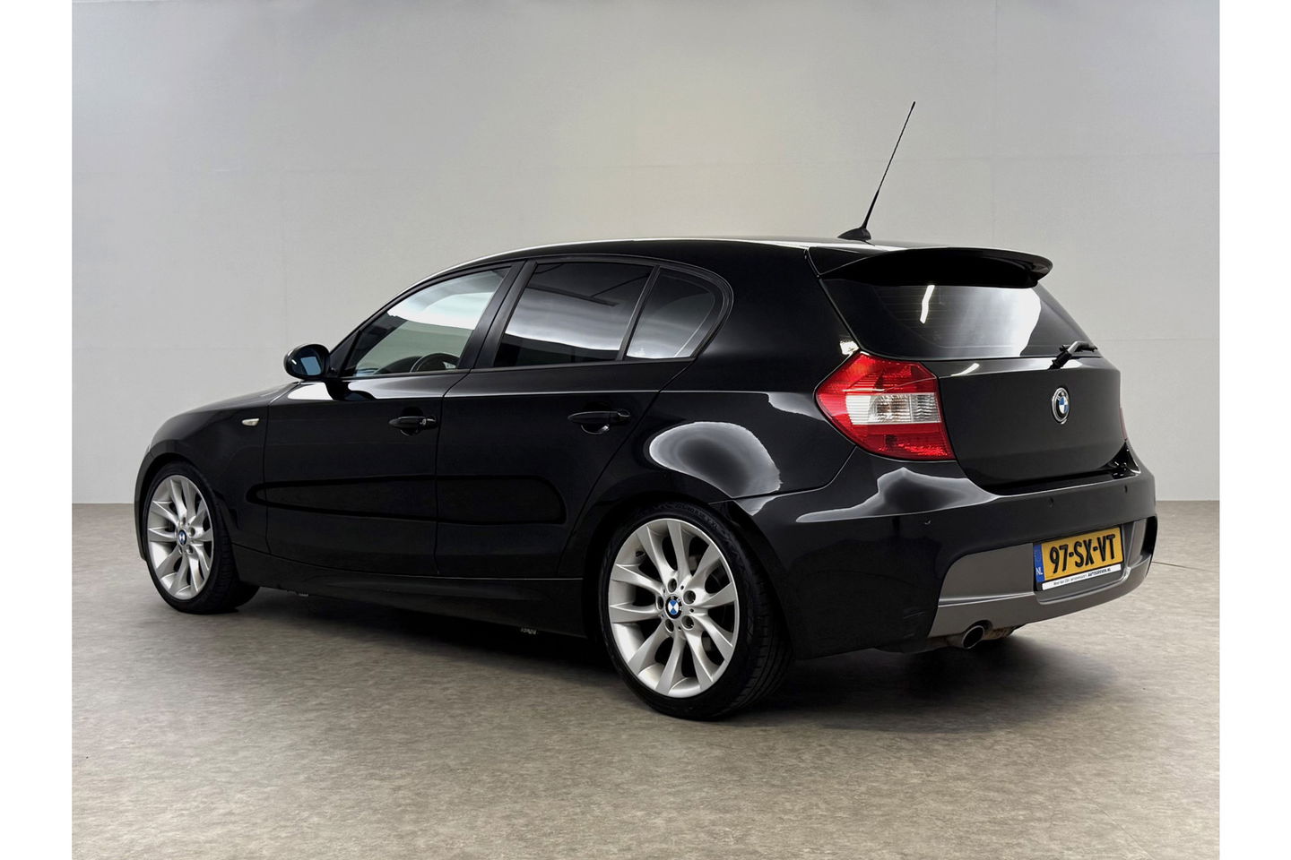 BMW 1-serie 118i Executive Export | Airco Parkeersensoren Stoelverwarming 18"LMV