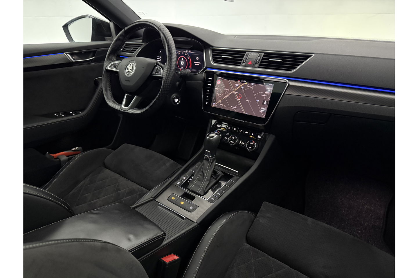 Škoda Superb 1.5 TSI 150PK ACT Sportline Business Pano LED Sfeer Trekaak Virtual Camera Carplay Memory Clima Cruise Navi PDC 19''LMV
