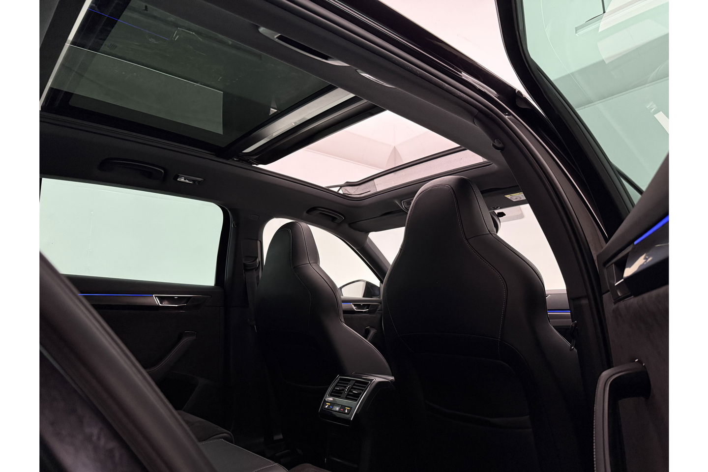 Škoda Superb 1.5 TSI 150PK ACT Sportline Business Pano LED Sfeer Trekaak Virtual Camera Carplay Memory Clima Cruise Navi PDC 19''LMV
