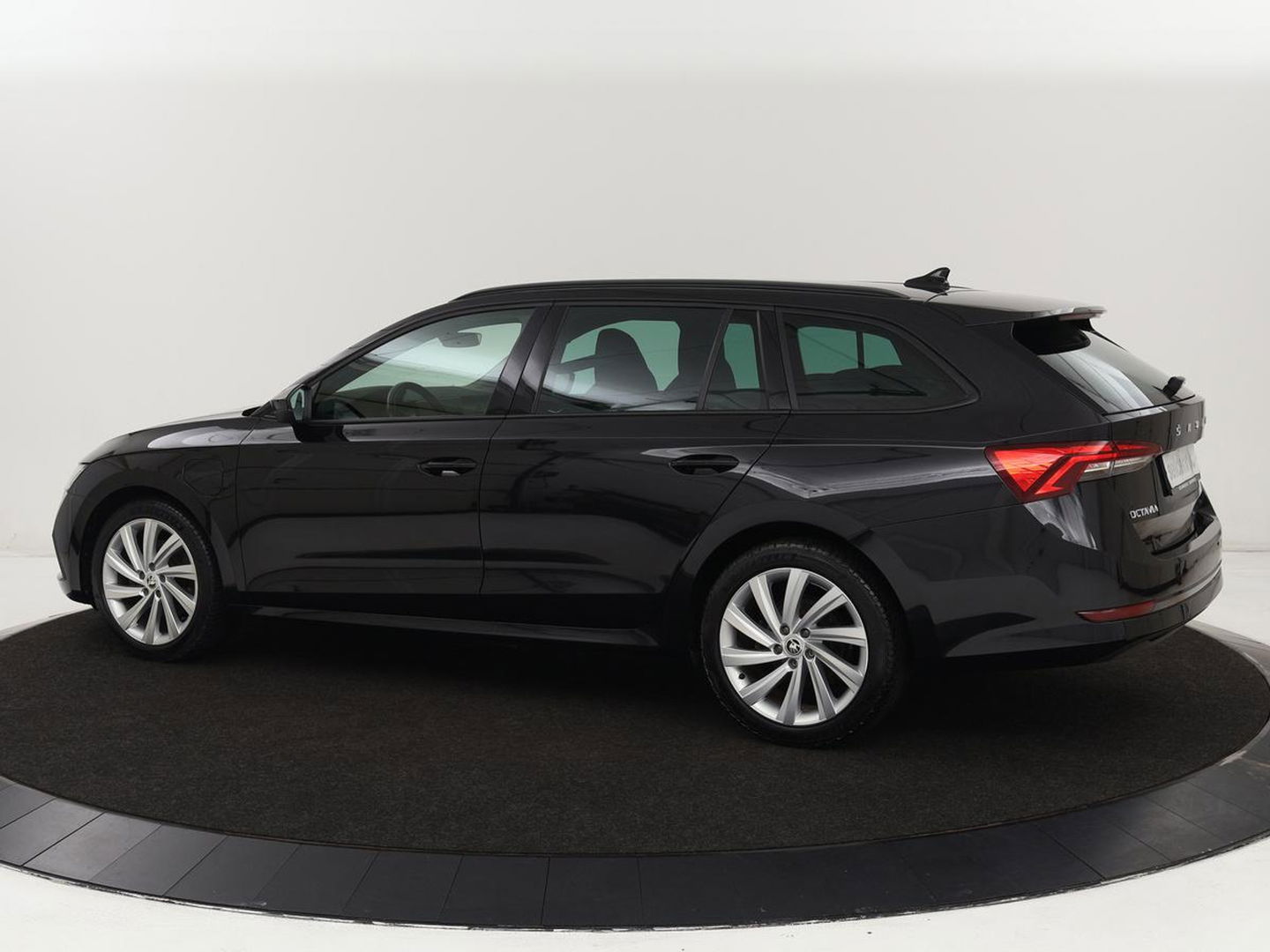Škoda Octavia 1.4 TSI iV PHEV Sport | Sportstoelen | Carplay | Sfeerverlichting | Navigatie | Sportstuur | Parkeerhulp | Full LED | Climate control