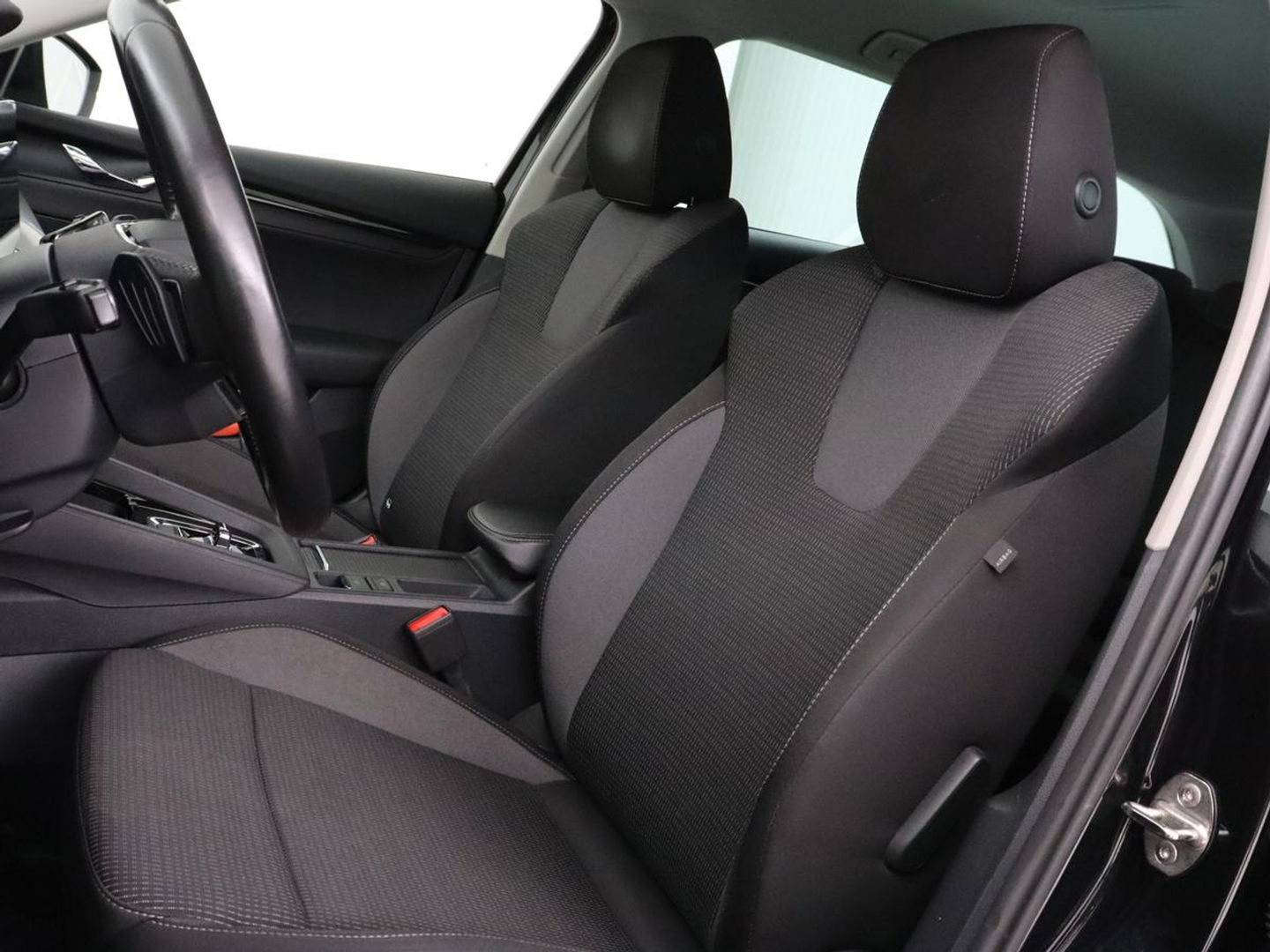 Škoda Octavia 1.0 e-TSI Business Edition | Trekhaak | Carplay | Navigatie | Full LED | Climate control | Parkeerhulp | Cruise control