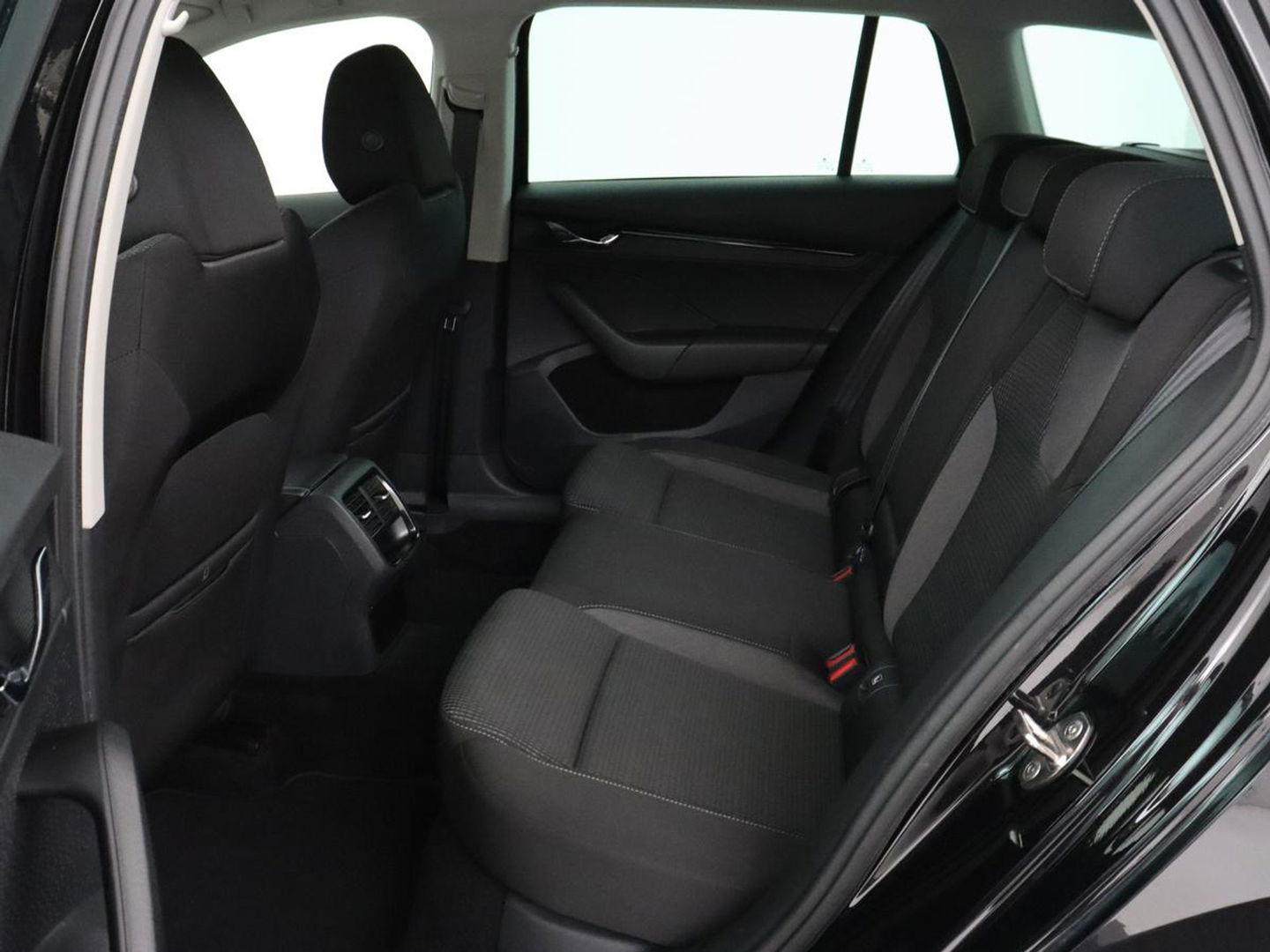 Škoda Octavia 1.0 e-TSI Business Edition | Trekhaak | Carplay | Navigatie | Full LED | Climate control | Parkeerhulp | Cruise control