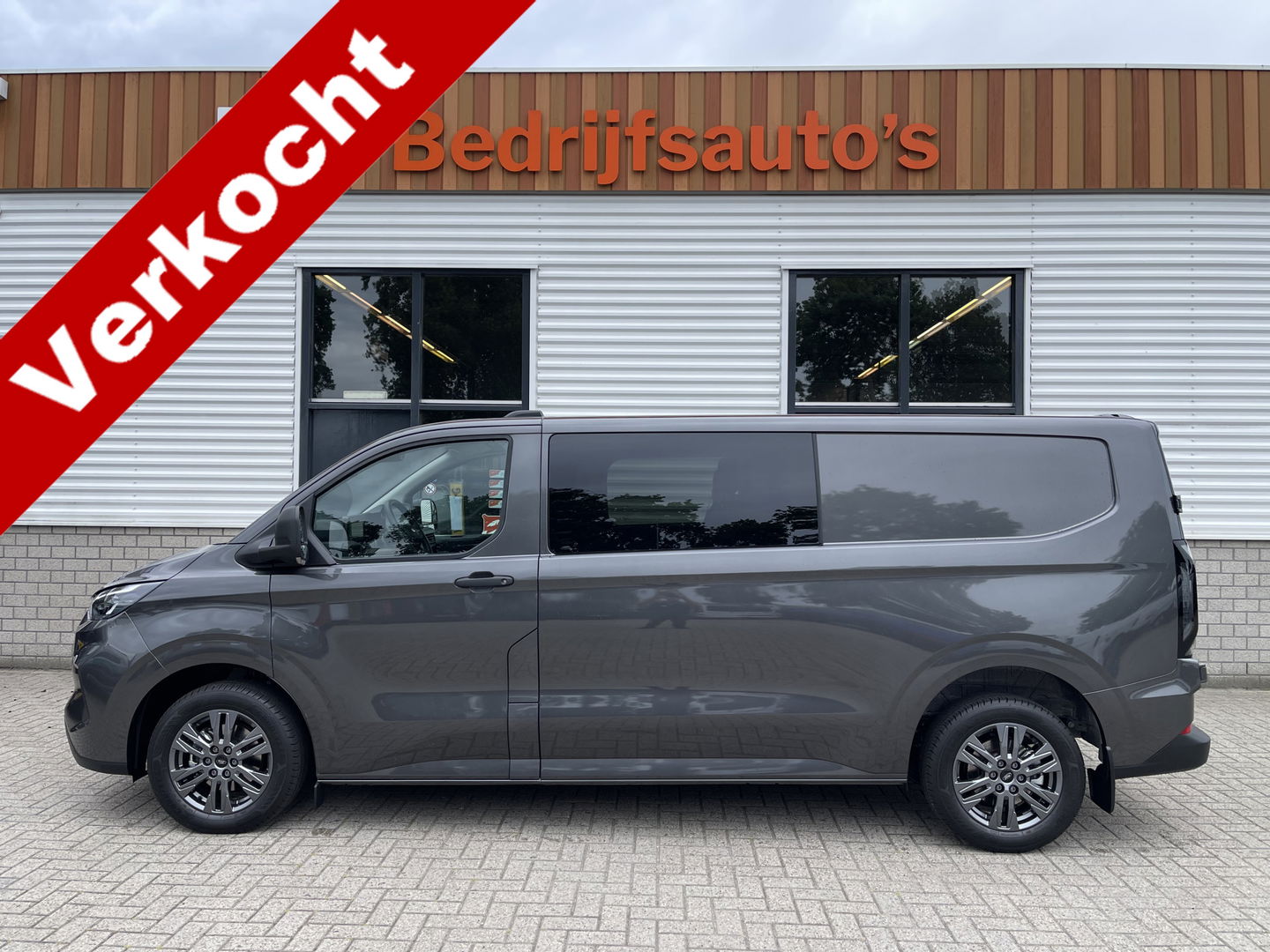 Ford Transit Custom 340 2.0 TDCI L2H1 Trend DC 6 persoons / NIEUW / bpm vrij / rijklaar € 39.950 ex btw / lease vanaf € 715 / direct leverbaar / airco / cruise / apple carplay / camera / magnetic grey metallic