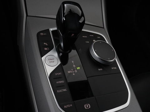 BMW 3-serie 330e eDrive Edition | Leder | Stoelverwarming | Carplay | Live Cockpit | Navigatie | Parkeerhulp | Cruise control