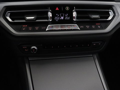 BMW 3-serie 330e eDrive Edition | Leder | Stoelverwarming | Carplay | Live Cockpit | Navigatie | Parkeerhulp | Cruise control