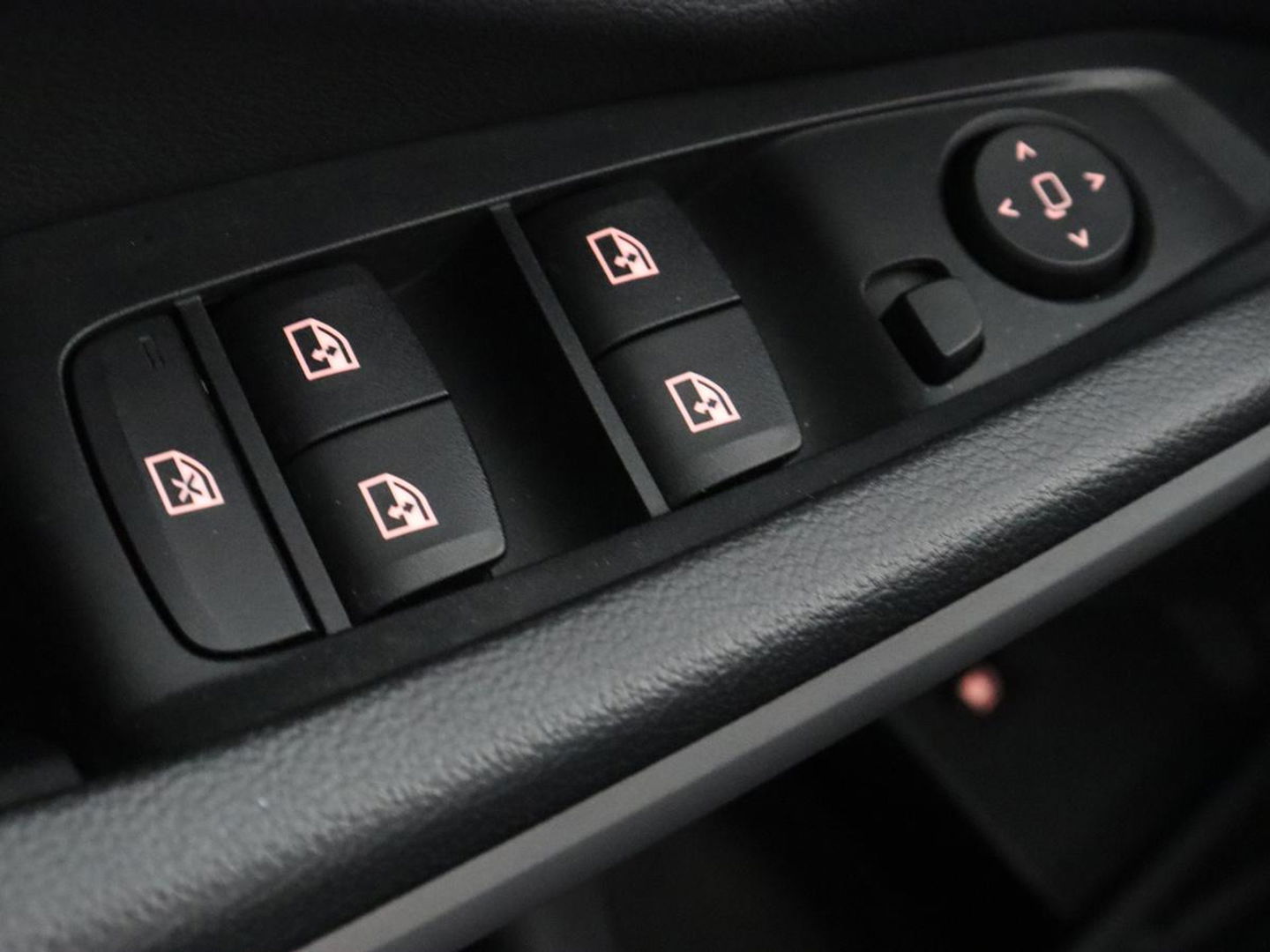 BMW 3-serie 330e eDrive Edition | Leder | Stoelverwarming | Carplay | Live Cockpit | Navigatie | Parkeerhulp | Cruise control