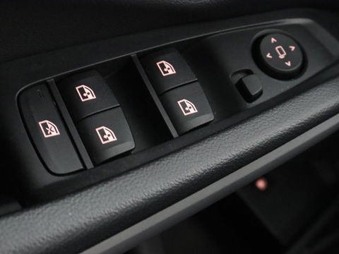 BMW 3-serie 330e eDrive Edition | Leder | Stoelverwarming | Carplay | Live Cockpit | Navigatie | Parkeerhulp | Cruise control