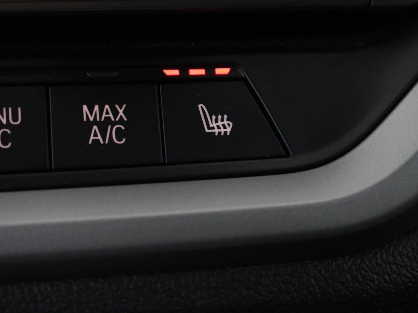 BMW 3-serie 330e eDrive Edition | Leder | Stoelverwarming | Carplay | Live Cockpit | Navigatie | Parkeerhulp | Cruise control