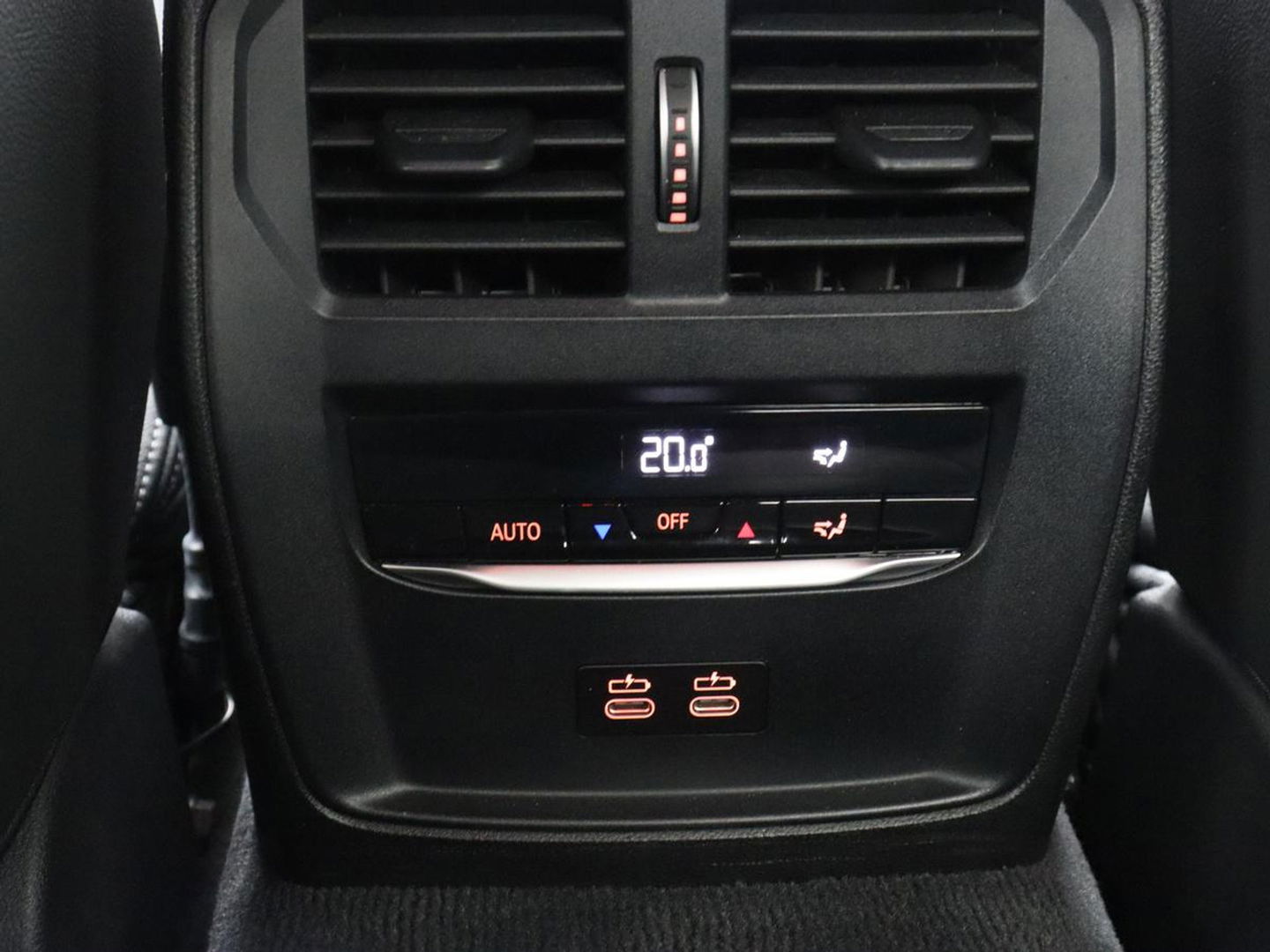BMW 3-serie 330e eDrive Edition | Leder | Stoelverwarming | Carplay | Live Cockpit | Navigatie | Parkeerhulp | Cruise control