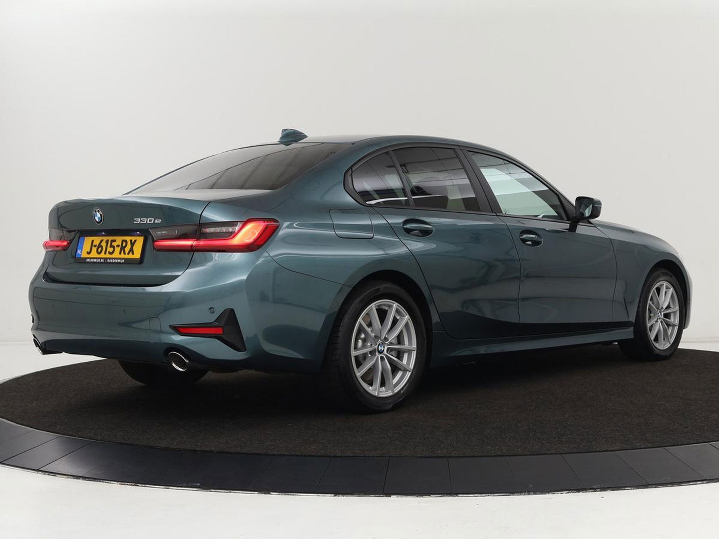 BMW 3-serie 330e eDrive Edition | Leder | Stoelverwarming | Carplay | Live Cockpit | Navigatie | Parkeerhulp | Cruise control