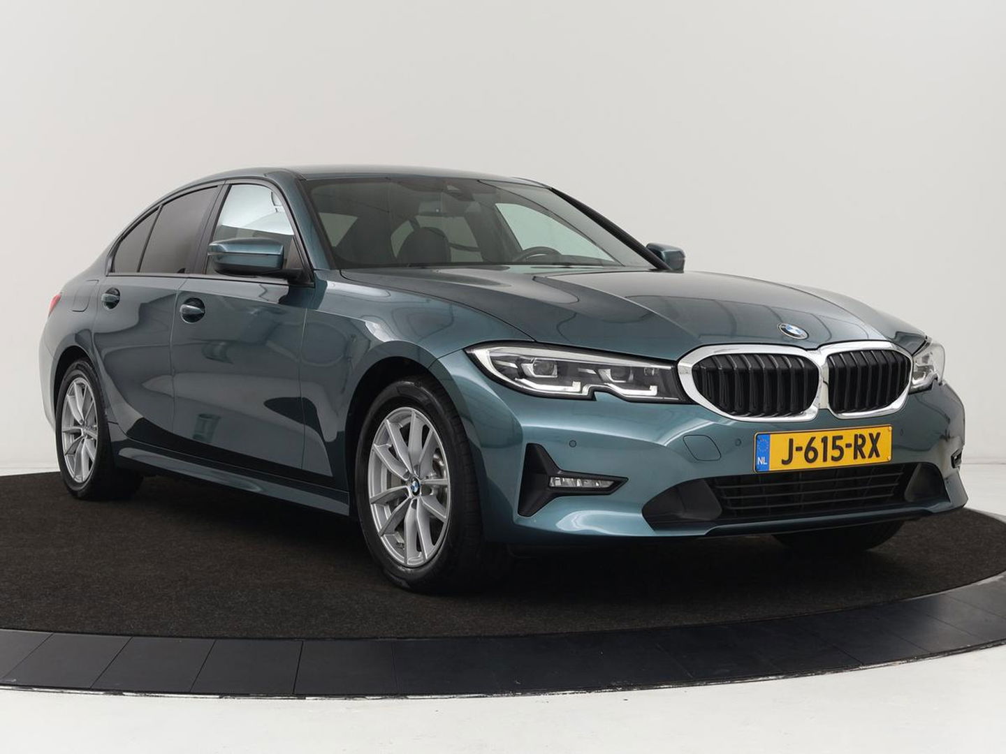 BMW 3-serie 330e eDrive Edition | Leder | Stoelverwarming | Carplay | Live Cockpit | Navigatie | Parkeerhulp | Cruise control