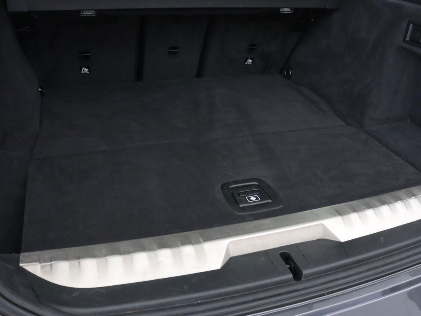 BMW 3-serie 330e eDrive Edition | Leder | Sportstoelen | Adaptive cruise | Stoelverwarming | Carplay | Live Cockpit | Navigatie | Parkeerhulp | Full LED