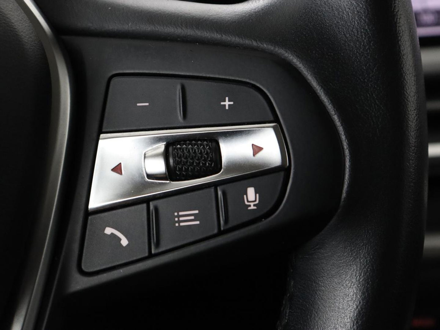 BMW 3-serie 330e eDrive Edition | Leder | Sportstoelen | Adaptive cruise | Stoelverwarming | Carplay | Live Cockpit | Navigatie | Parkeerhulp | Full LED