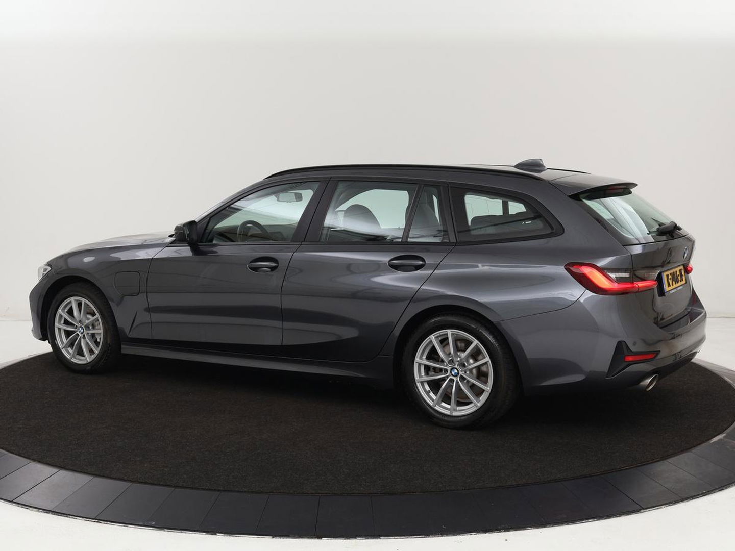 BMW 3-serie 330e eDrive Edition | Leder | Sportstoelen | Adaptive cruise | Stoelverwarming | Carplay | Live Cockpit | Navigatie | Parkeerhulp | Full LED