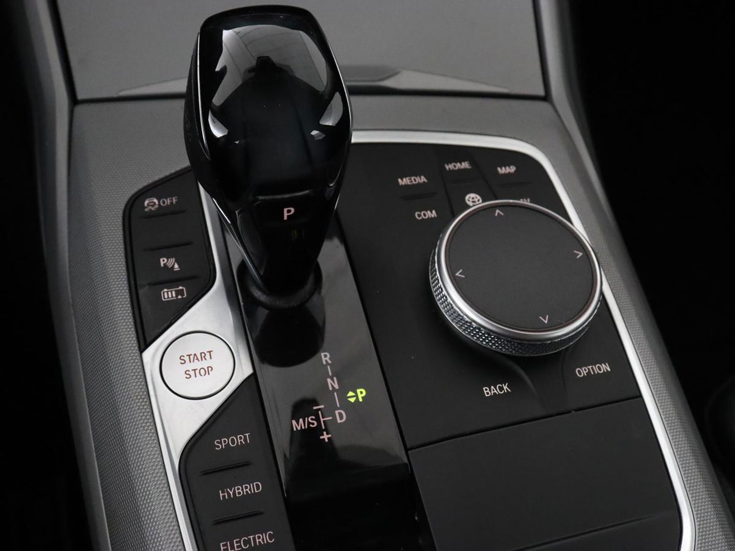 BMW 3-serie 330e eDrive Edition | Leder | Sportstoelen | Adaptive cruise | Stoelverwarming | Carplay | Live Cockpit | Navigatie | Parkeerhulp | Full LED