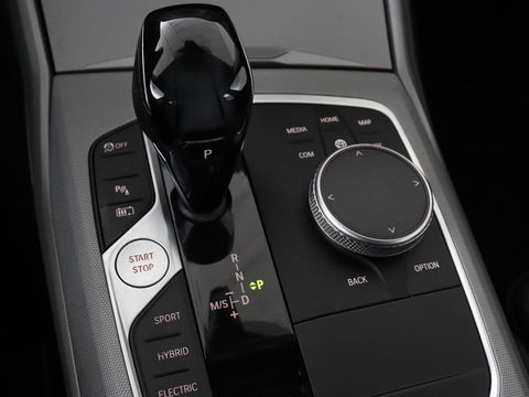 BMW 3-serie 330e eDrive Edition | Leder | Sportstoelen | Adaptive cruise | Stoelverwarming | Carplay | Live Cockpit | Navigatie | Parkeerhulp | Full LED