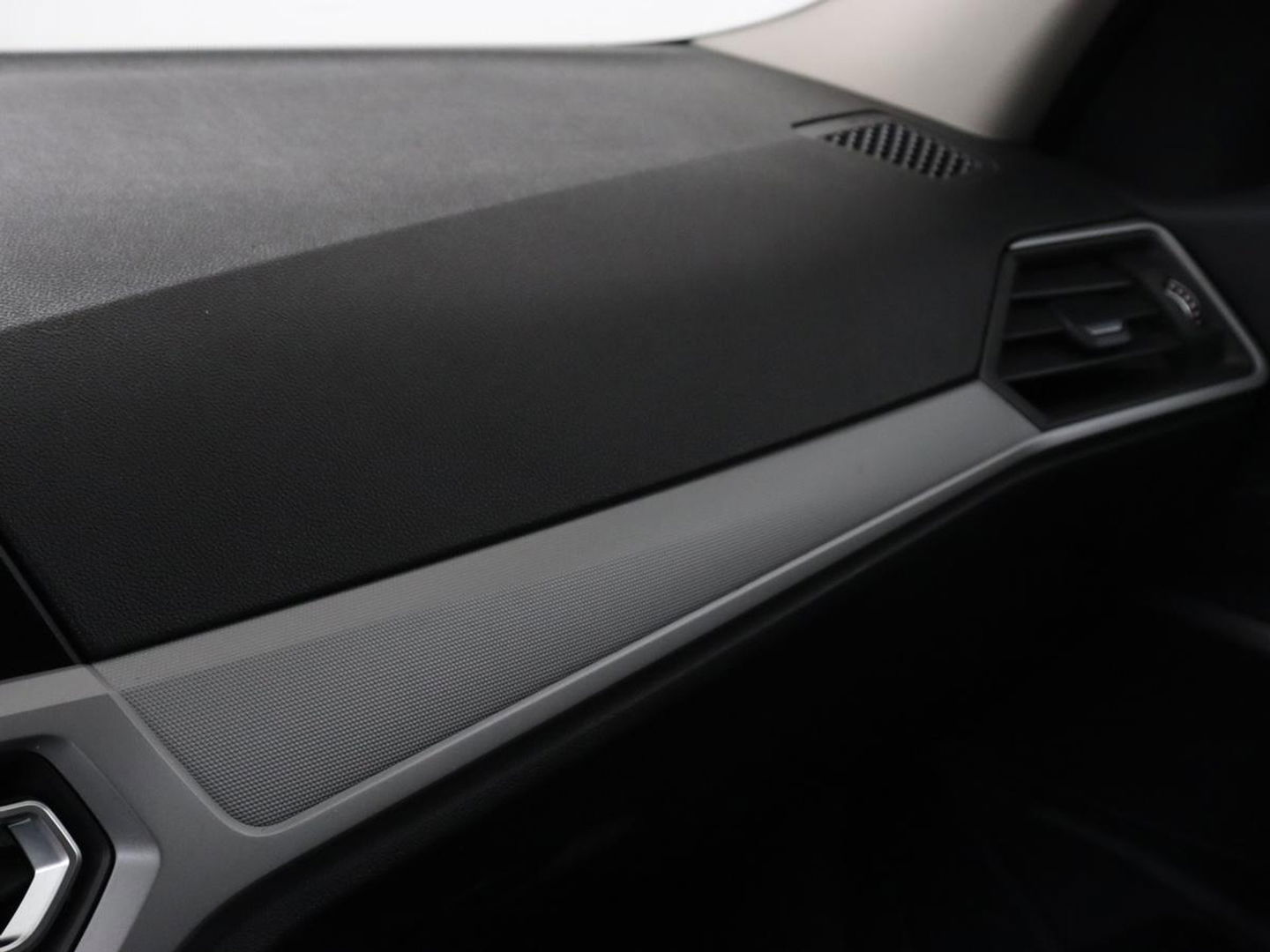 BMW 3-serie 330e eDrive Edition | Leder | Sportstoelen | Adaptive cruise | Stoelverwarming | Carplay | Live Cockpit | Navigatie | Parkeerhulp | Full LED