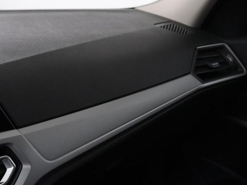 BMW 3-serie 330e eDrive Edition | Leder | Sportstoelen | Adaptive cruise | Stoelverwarming | Carplay | Live Cockpit | Navigatie | Parkeerhulp | Full LED