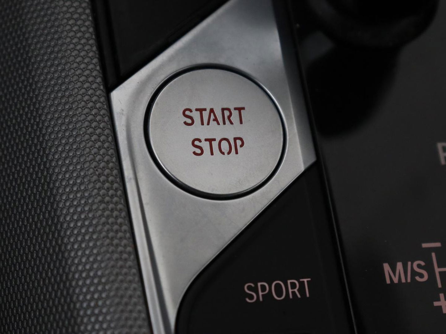 BMW 3-serie 330e eDrive Edition | Leder | Sportstoelen | Adaptive cruise | Stoelverwarming | Carplay | Live Cockpit | Navigatie | Parkeerhulp | Full LED