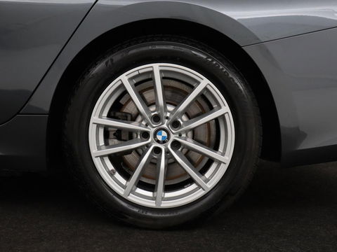 BMW 3-serie 330e eDrive Edition | Leder | Sportstoelen | Adaptive cruise | Stoelverwarming | Carplay | Live Cockpit | Navigatie | Parkeerhulp | Full LED