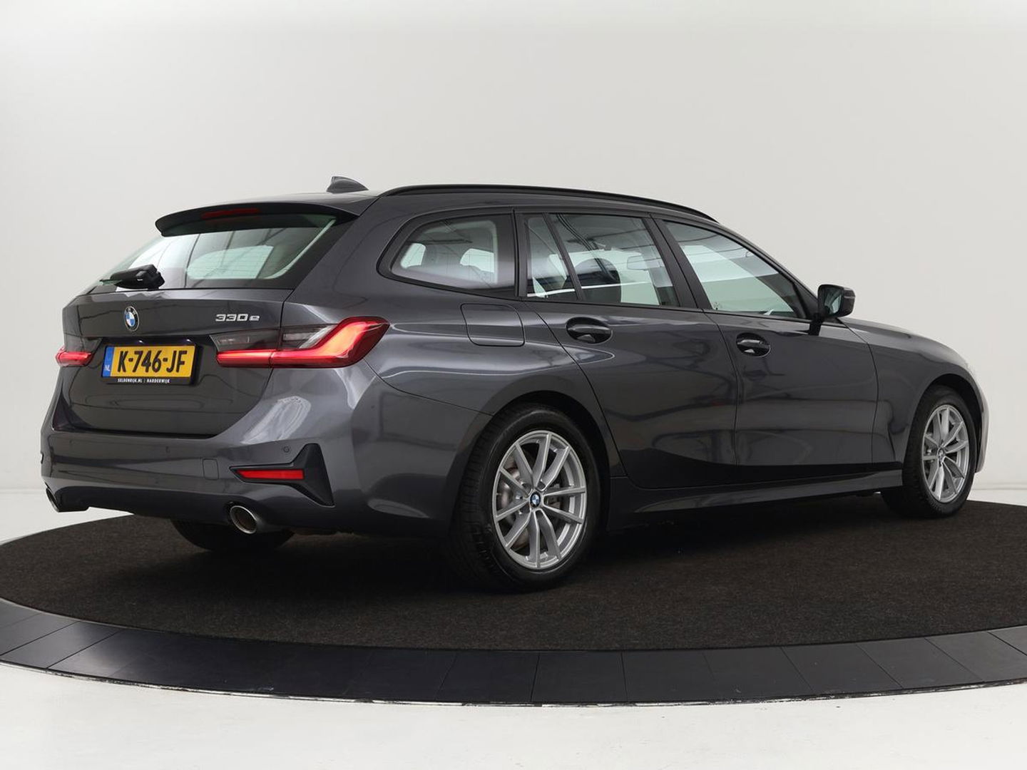 BMW 3-serie 330e eDrive Edition | Leder | Sportstoelen | Adaptive cruise | Stoelverwarming | Carplay | Live Cockpit | Navigatie | Parkeerhulp | Full LED