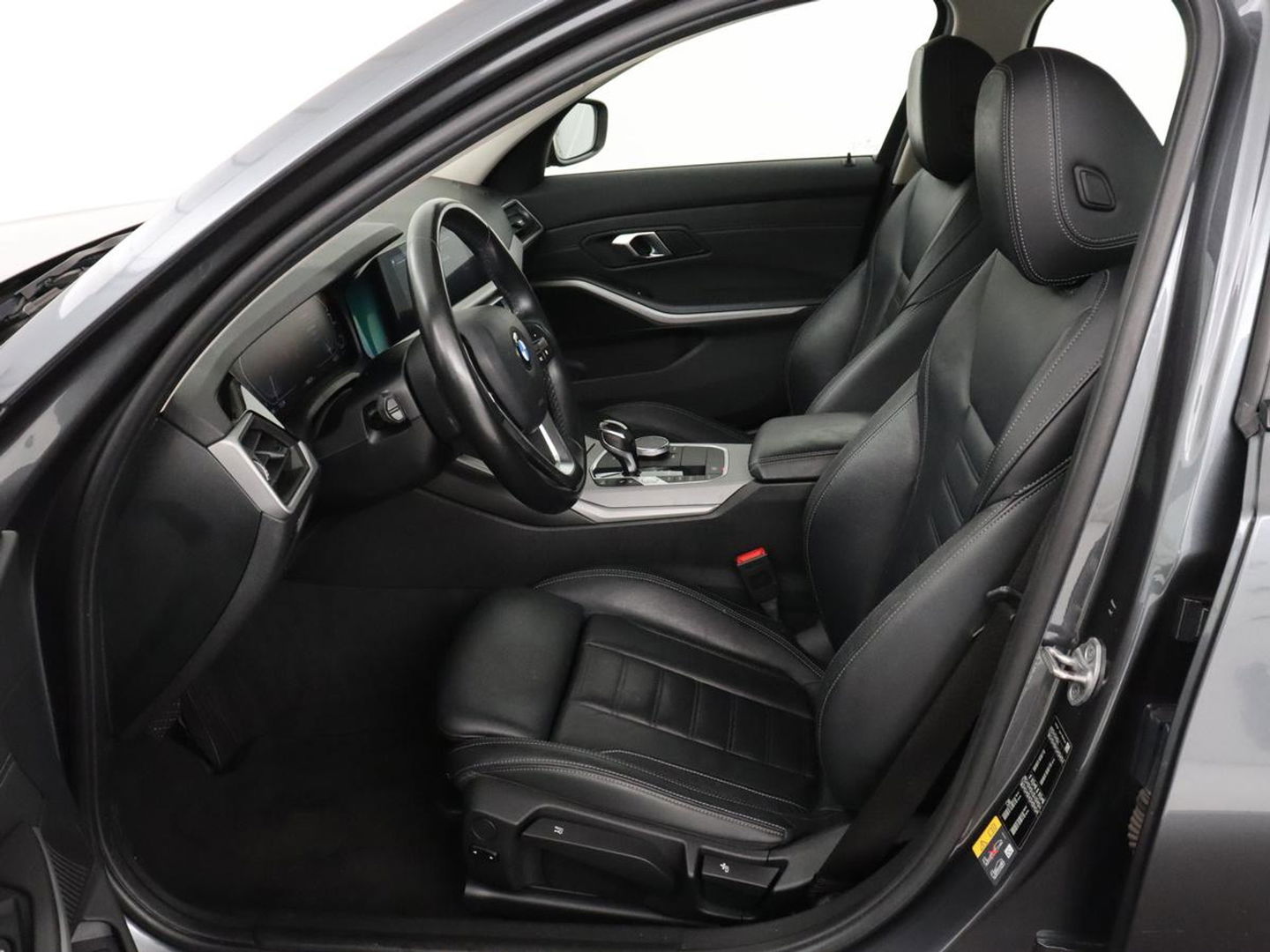 BMW 3-serie 330e eDrive Edition | Leder | Sportstoelen | Adaptive cruise | Stoelverwarming | Carplay | Live Cockpit | Navigatie | Parkeerhulp | Full LED