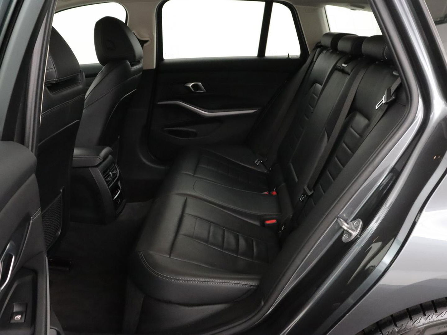 BMW 3-serie 330e eDrive Edition | Leder | Sportstoelen | Adaptive cruise | Stoelverwarming | Carplay | Live Cockpit | Navigatie | Parkeerhulp | Full LED