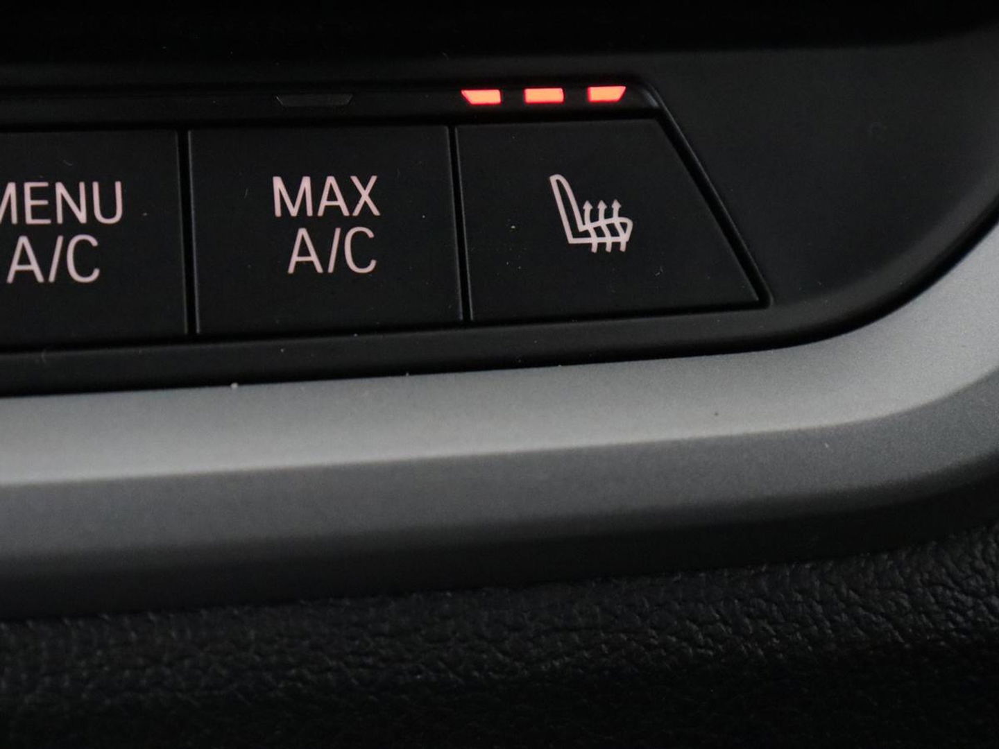 BMW 3-serie 330e eDrive Edition | Leder | Sportstoelen | Adaptive cruise | Stoelverwarming | Carplay | Live Cockpit | Navigatie | Parkeerhulp | Full LED
