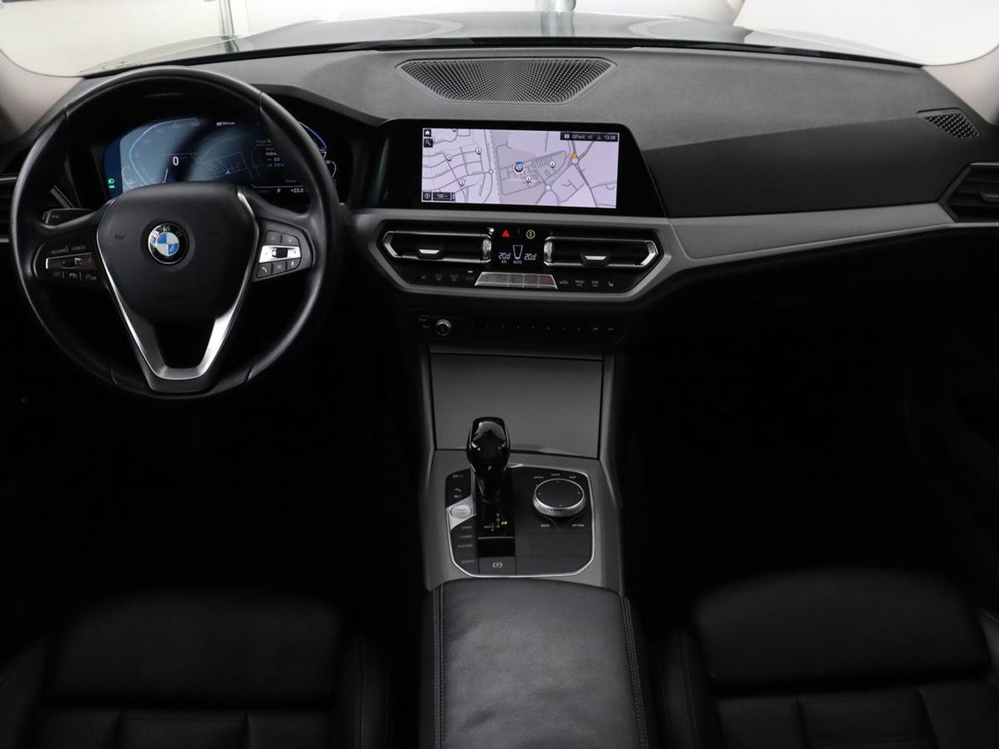 BMW 3-serie 330e eDrive Edition | Leder | Sportstoelen | Adaptive cruise | Stoelverwarming | Carplay | Live Cockpit | Navigatie | Parkeerhulp | Full LED