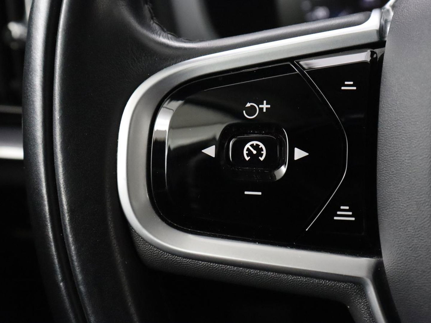 Volvo V60 2.0 T6 Recharge AWD Business Pro | Leder | Trekhaak | Stoel & stuurverwarming | Camera | Adaptive cruise | Achterbankverwarming | Carplay | Keyless | Full LED | Navigatue | PHEV