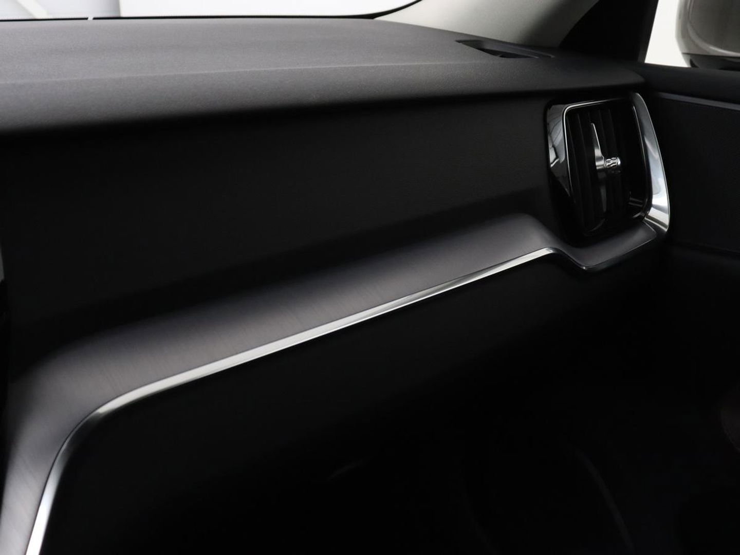 Volvo V60 2.0 T6 Recharge AWD Business Pro | Leder | Trekhaak | Stoel & stuurverwarming | Camera | Adaptive cruise | Achterbankverwarming | Carplay | Keyless | Full LED | Navigatue | PHEV