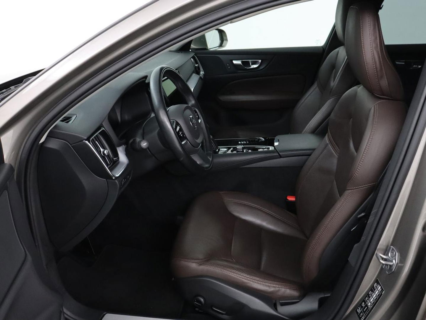 Volvo V60 2.0 T6 Recharge AWD Business Pro | Leder | Trekhaak | Stoel & stuurverwarming | Camera | Adaptive cruise | Achterbankverwarming | Carplay | Keyless | Full LED | Navigatue | PHEV