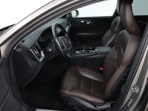 Volvo V60 2.0 T6 Recharge AWD Business Pro | Leder | Trekhaak | Stoel & stuurverwarming | Camera | Adaptive cruise | Achterbankverwarming | Carplay | Keyless | Full LED | Navigatue | PHEV