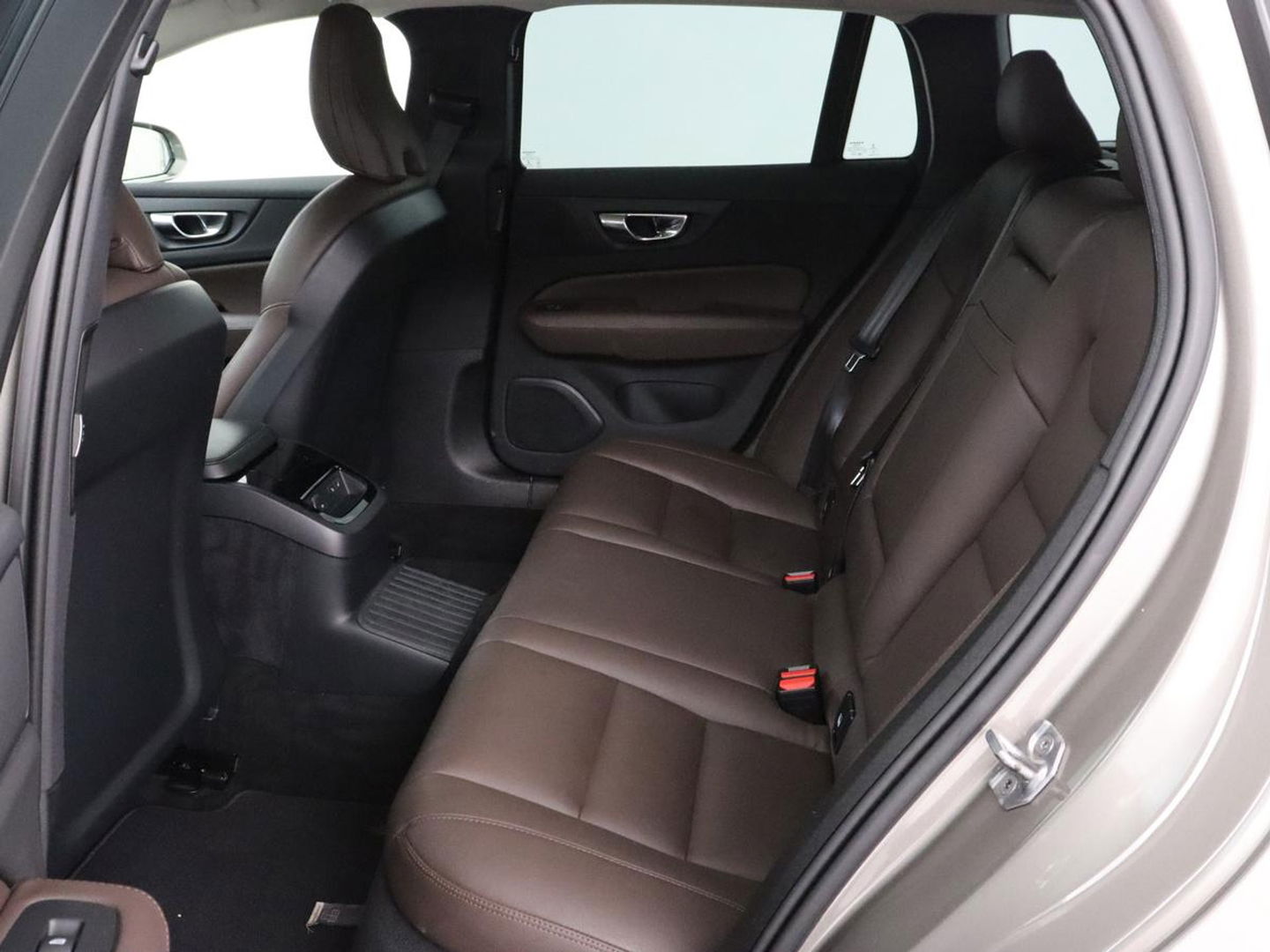 Volvo V60 2.0 T6 Recharge AWD Business Pro | Leder | Trekhaak | Stoel & stuurverwarming | Camera | Adaptive cruise | Achterbankverwarming | Carplay | Keyless | Full LED | Navigatue | PHEV