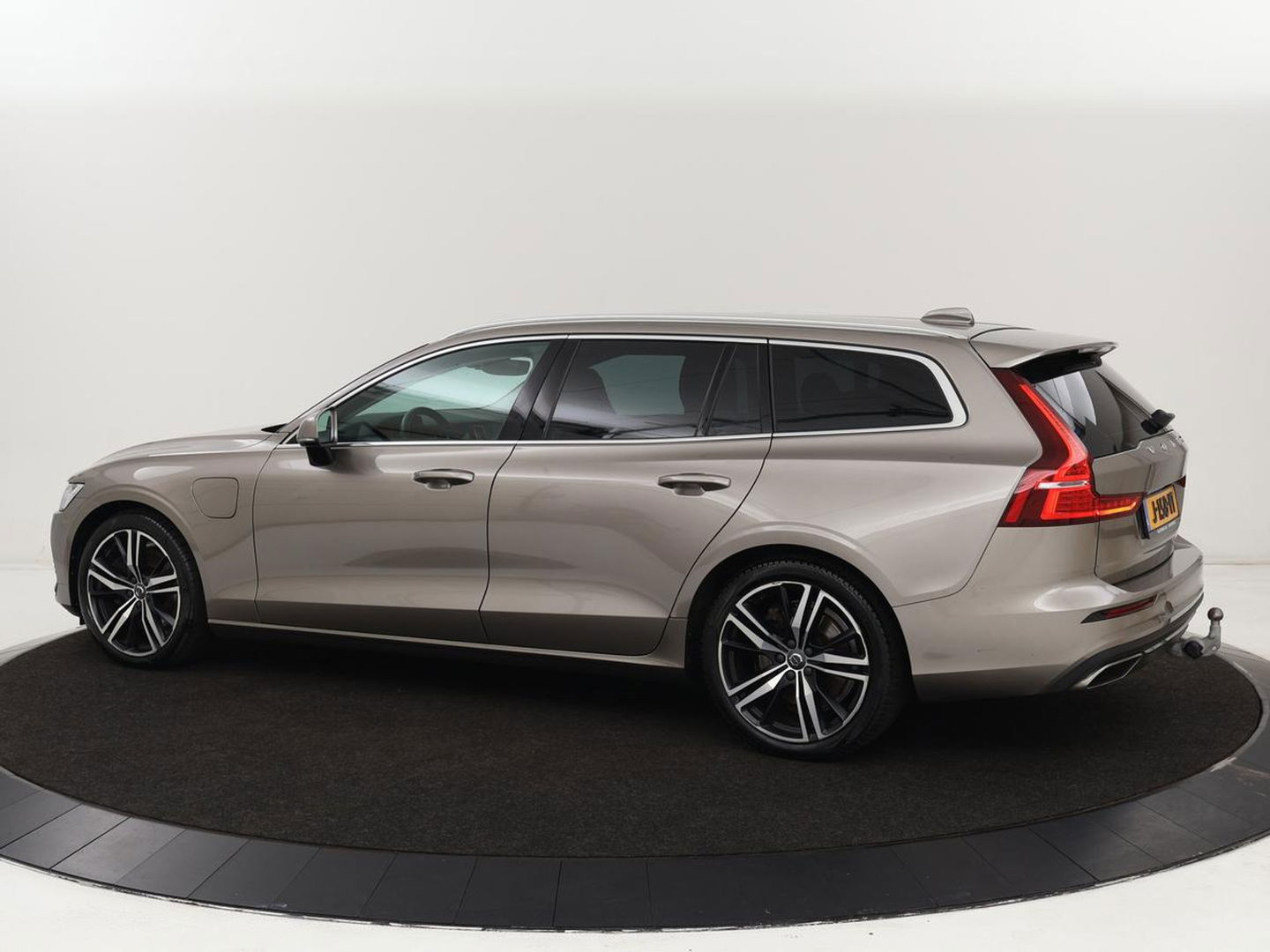 Volvo V60 2.0 T6 Recharge AWD Business Pro | Leder | Trekhaak | Stoel & stuurverwarming | Camera | Adaptive cruise | Achterbankverwarming | Carplay | Keyless | Full LED | Navigatue | PHEV