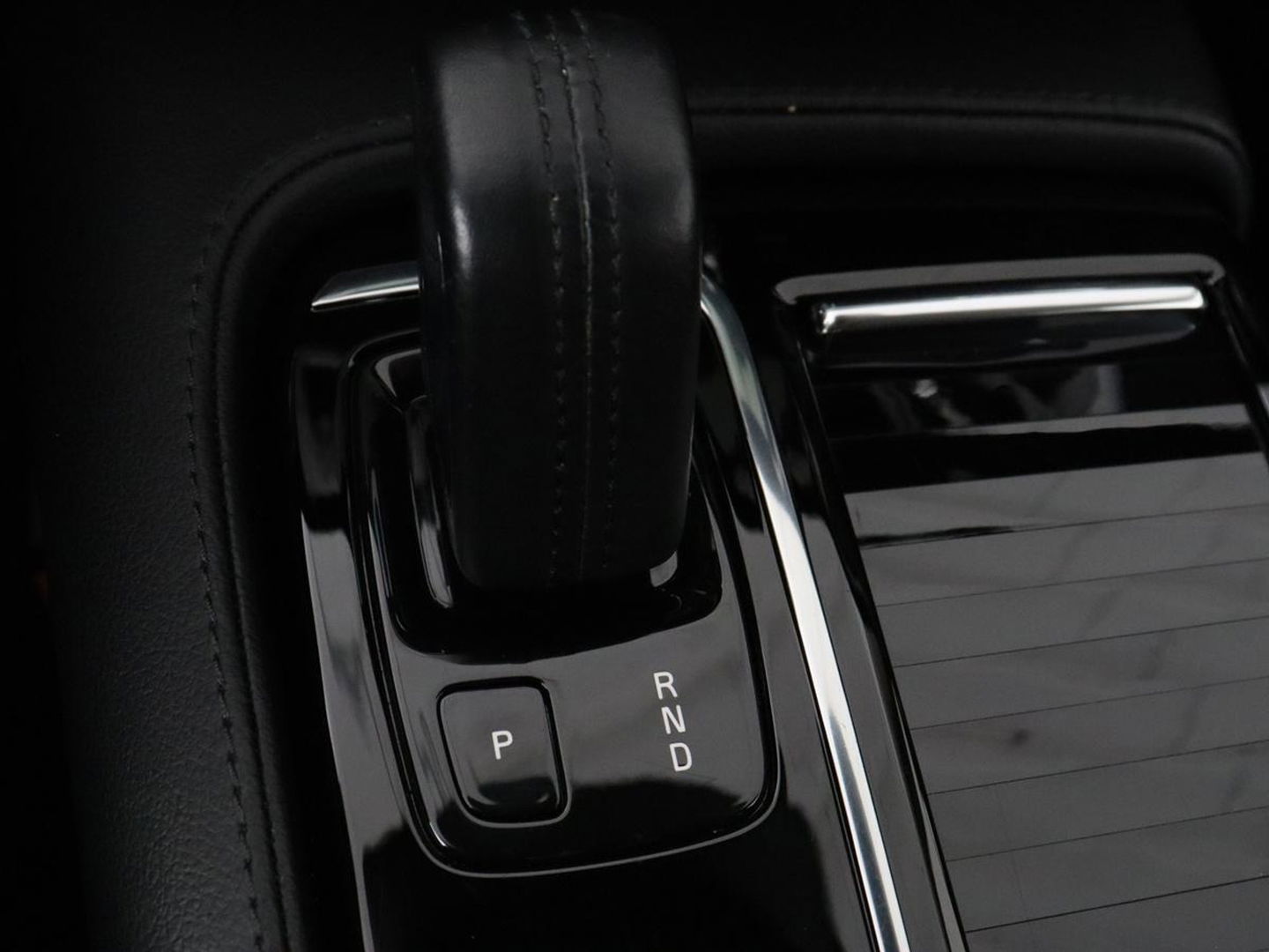 Volvo V60 2.0 T6 Recharge AWD Business Pro | Leder | Trekhaak | Stoel & stuurverwarming | Camera | Adaptive cruise | Achterbankverwarming | Carplay | Keyless | Full LED | Navigatue | PHEV