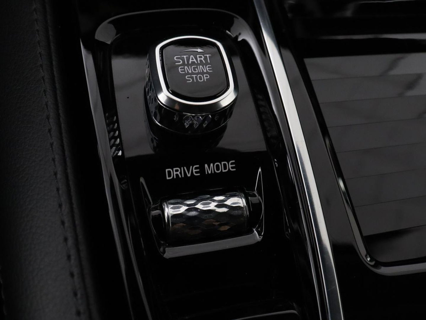 Volvo V60 2.0 T6 Recharge AWD Business Pro | Leder | Trekhaak | Stoel & stuurverwarming | Camera | Adaptive cruise | Achterbankverwarming | Carplay | Keyless | Full LED | Navigatue | PHEV