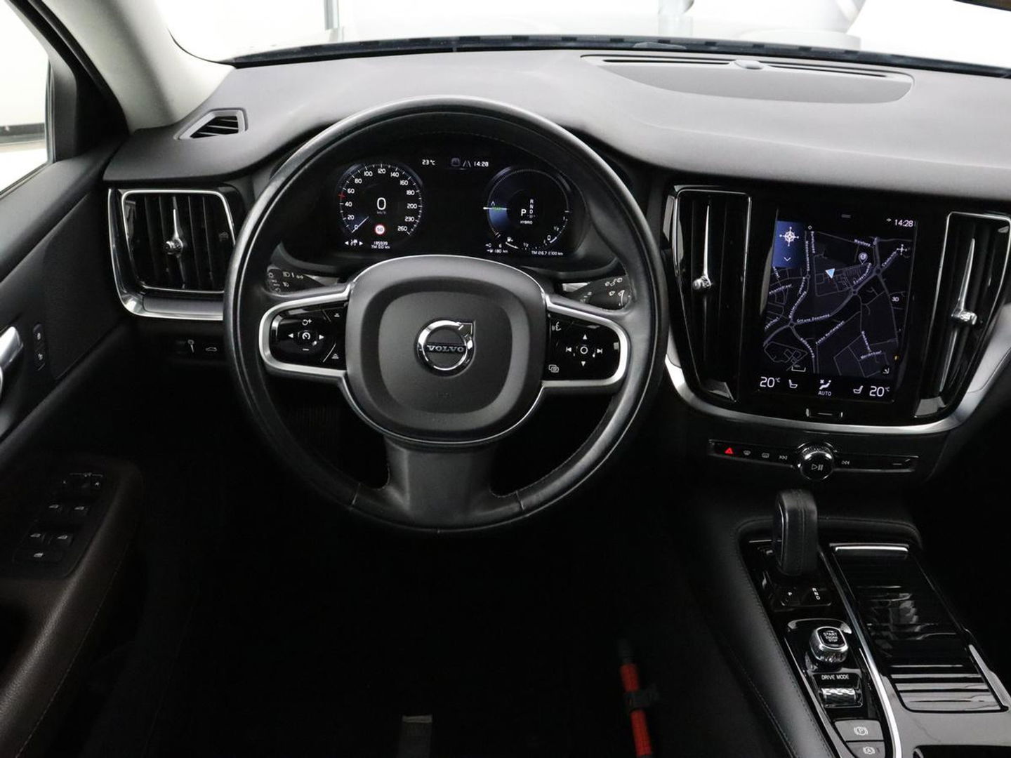 Volvo V60 2.0 T6 Recharge AWD Business Pro | Leder | Trekhaak | Stoel & stuurverwarming | Camera | Adaptive cruise | Achterbankverwarming | Carplay | Keyless | Full LED | Navigatue | PHEV