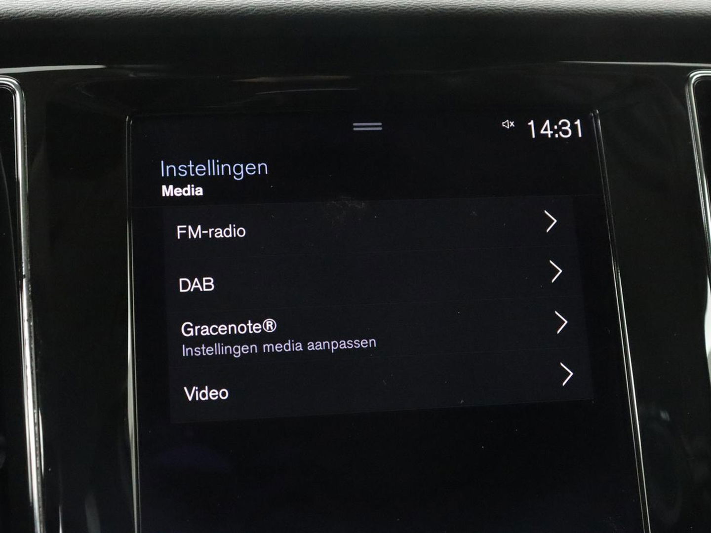 Volvo V60 2.0 T6 Recharge AWD Business Pro | Leder | Trekhaak | Stoel & stuurverwarming | Camera | Adaptive cruise | Achterbankverwarming | Carplay | Keyless | Full LED | Navigatue | PHEV