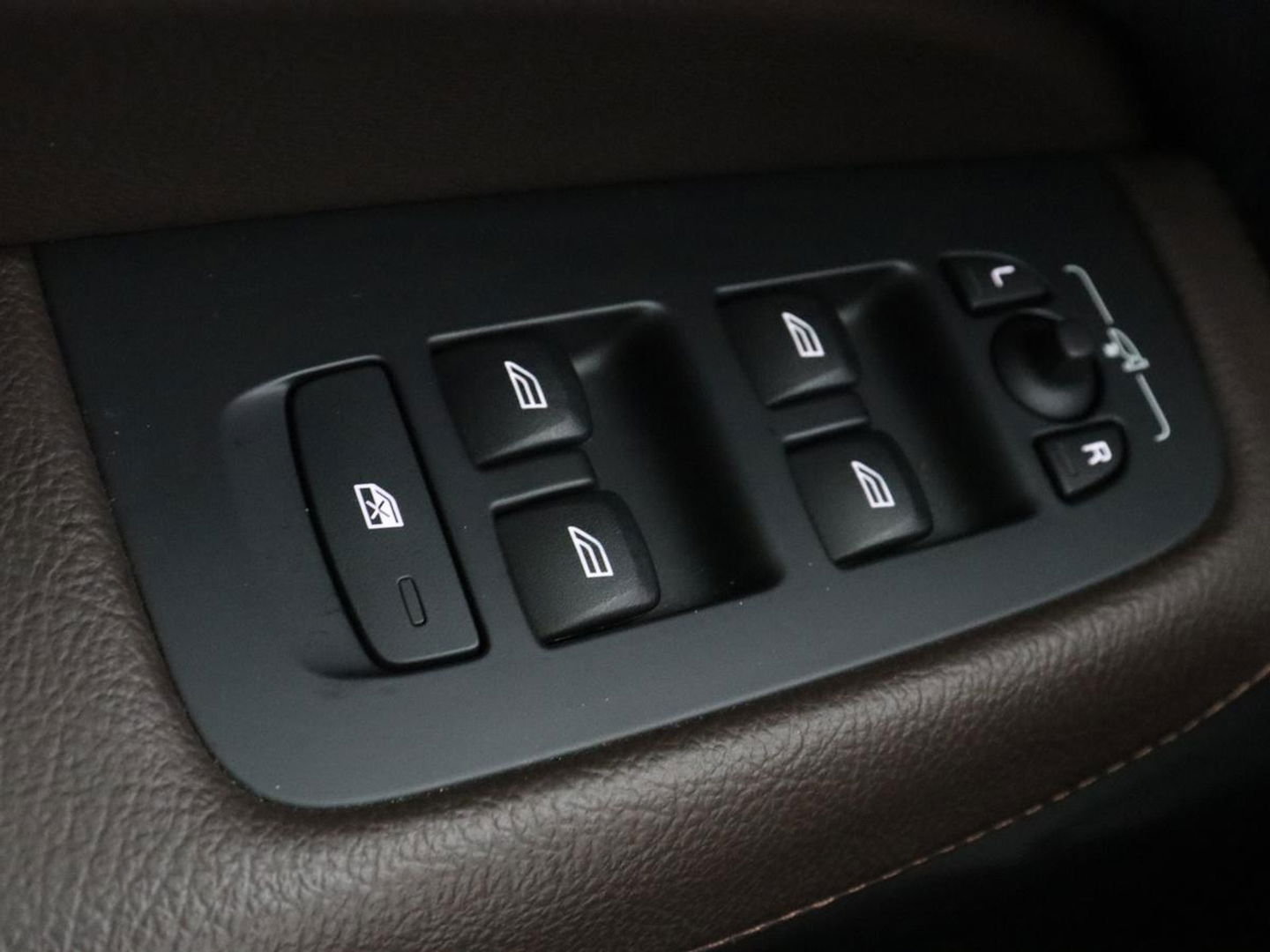 Volvo V60 2.0 T6 Recharge AWD Business Pro | Leder | Trekhaak | Stoel & stuurverwarming | Camera | Adaptive cruise | Achterbankverwarming | Carplay | Keyless | Full LED | Navigatue | PHEV