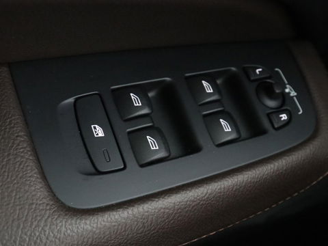 Volvo V60 2.0 T6 Recharge AWD Business Pro | Leder | Trekhaak | Stoel & stuurverwarming | Camera | Adaptive cruise | Achterbankverwarming | Carplay | Keyless | Full LED | Navigatue | PHEV