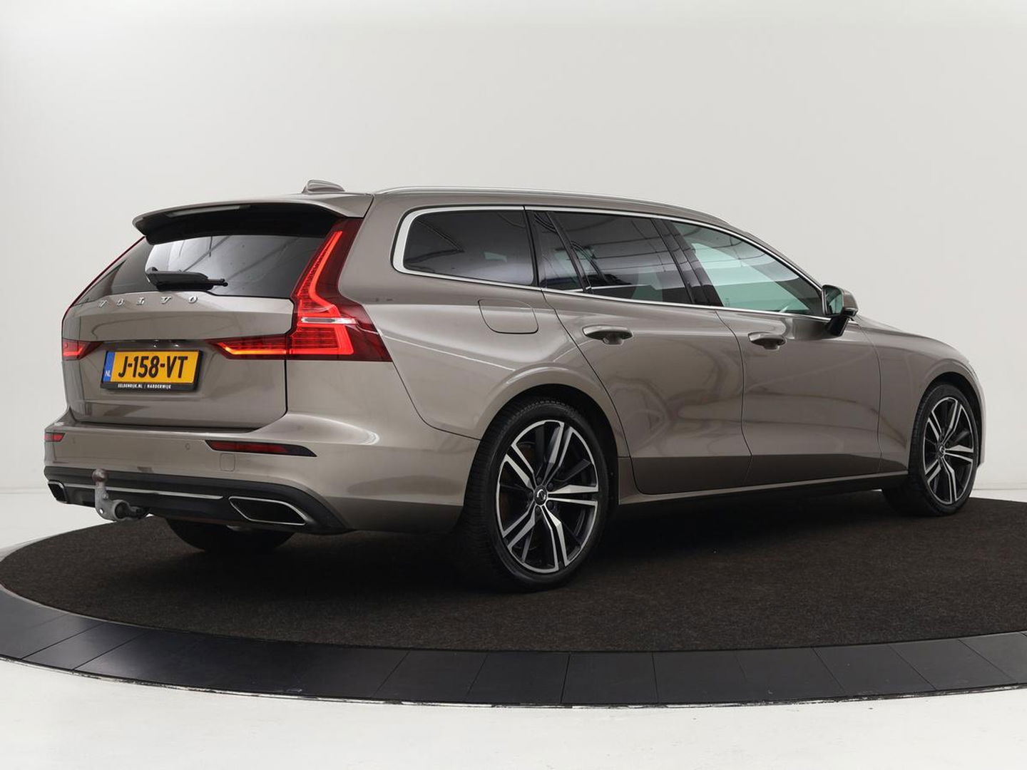 Volvo V60 2.0 T6 Recharge AWD Business Pro | Leder | Trekhaak | Stoel & stuurverwarming | Camera | Adaptive cruise | Achterbankverwarming | Carplay | Keyless | Full LED | Navigatue | PHEV