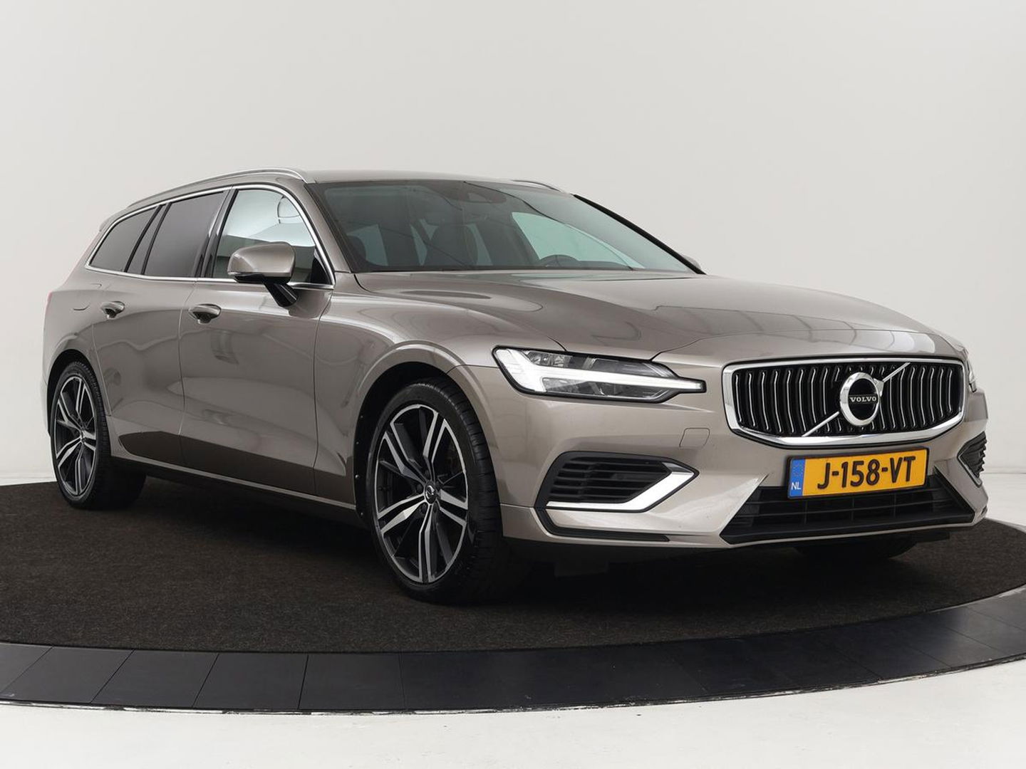 Volvo V60 2.0 T6 Recharge AWD Business Pro | Leder | Trekhaak | Stoel & stuurverwarming | Camera | Adaptive cruise | Achterbankverwarming | Carplay | Keyless | Full LED | Navigatue | PHEV
