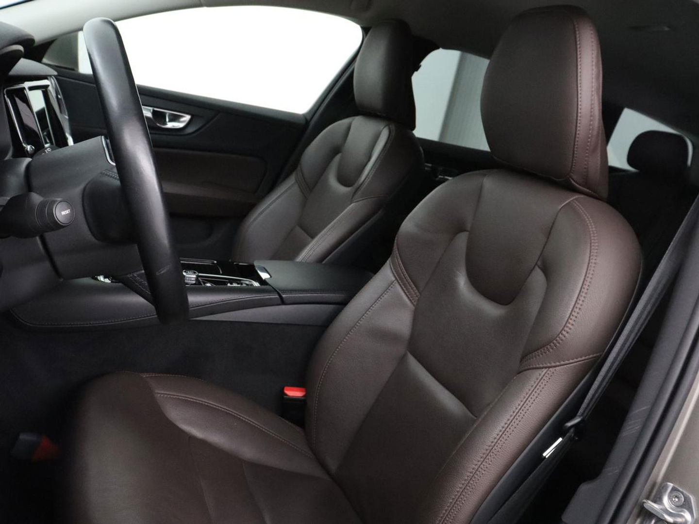 Volvo V60 2.0 T6 Recharge AWD Business Pro | Leder | Trekhaak | Stoel & stuurverwarming | Camera | Adaptive cruise | Achterbankverwarming | Carplay | Keyless | Full LED | Navigatue | PHEV