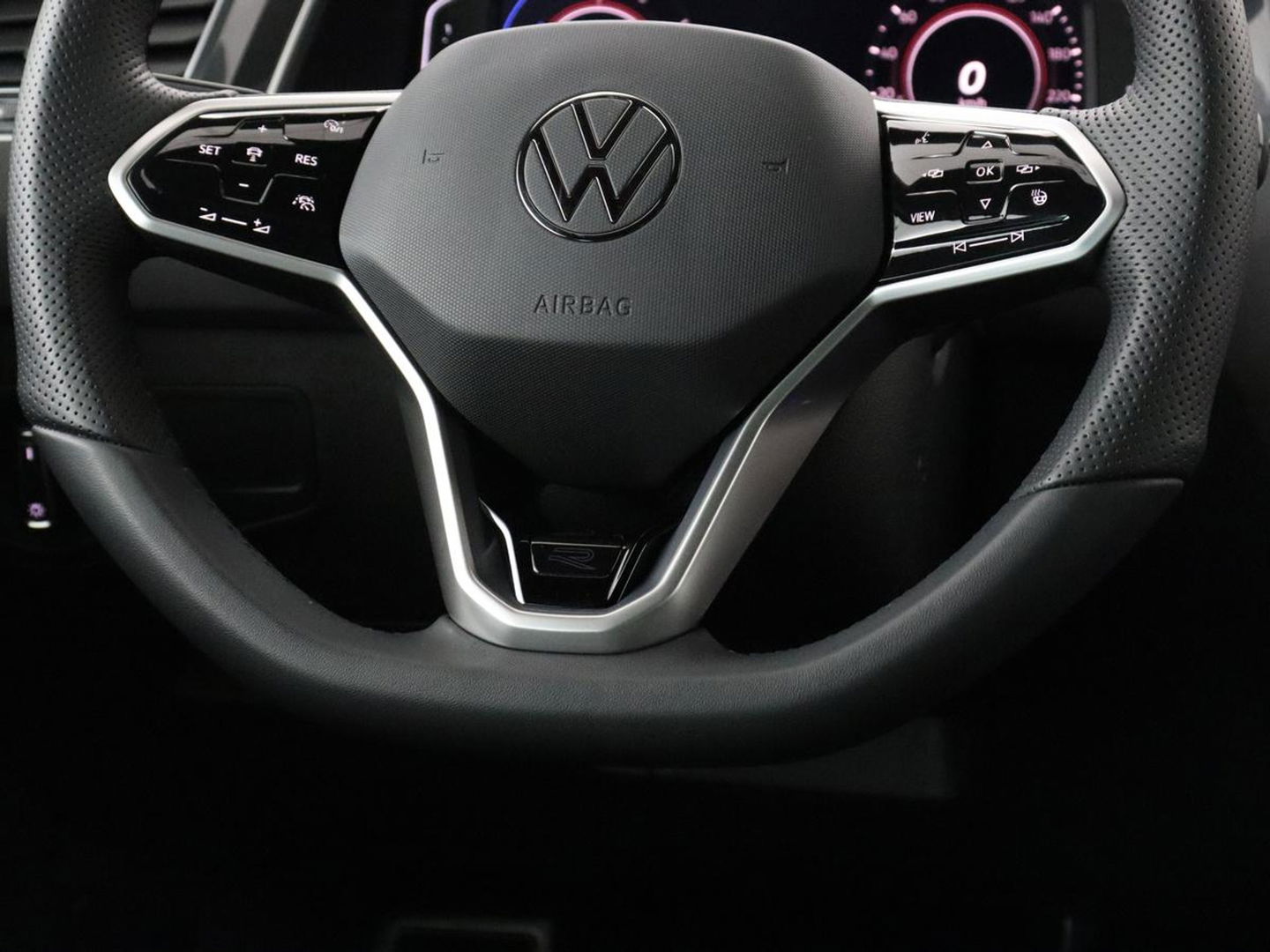 Volkswagen Tiguan 1.4 TSI eHybrid R-Line | Stoelverwarming | Trekhaak | Camera | Adaptive cruise | Stuurverwarming | Matrix LED | Carplay | Virtual Cockpit | Navigatie | PHEV
